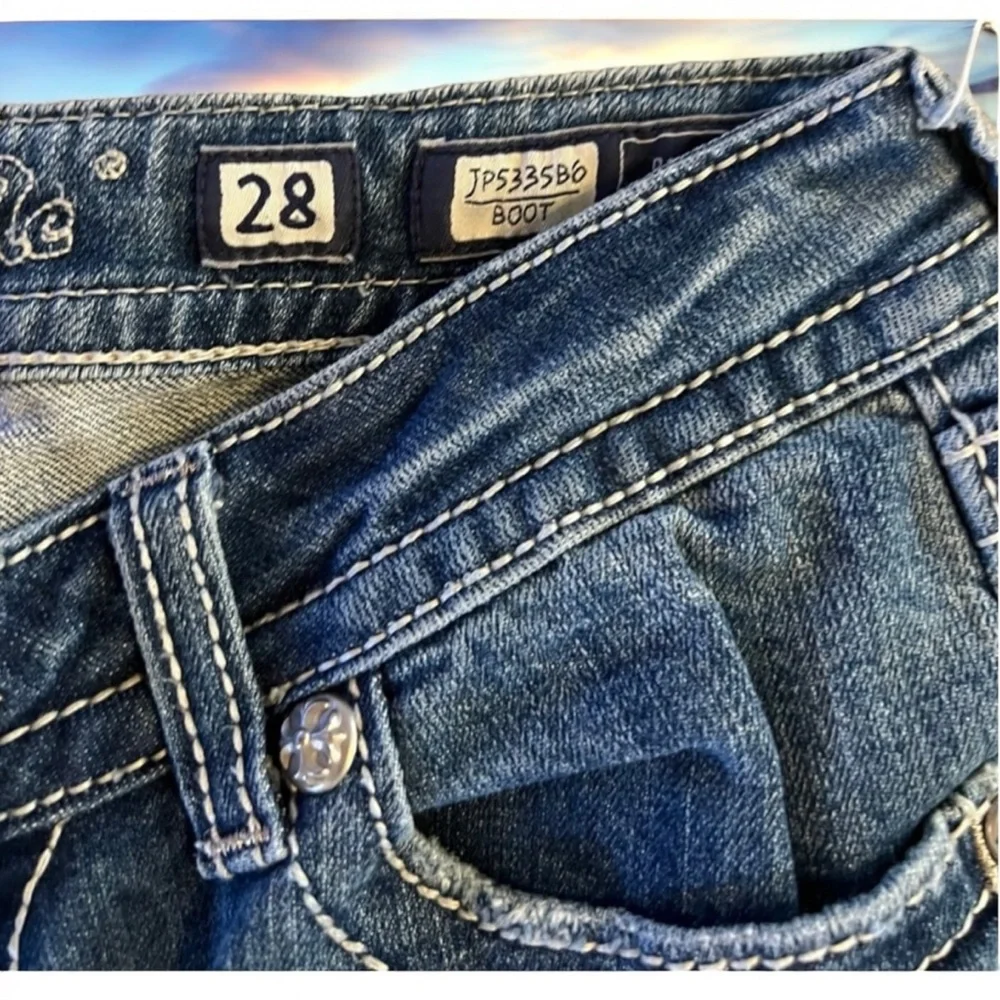 Miss me bootcut Size 28 floral fleur de lis design on back pockets. Beautiful - Picture 11 of 17